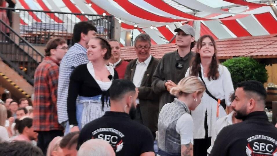 Mitglieder der Letzten Generation verlangen Ehrlichkeit bez&uuml;glich der Klimakatastrophe.