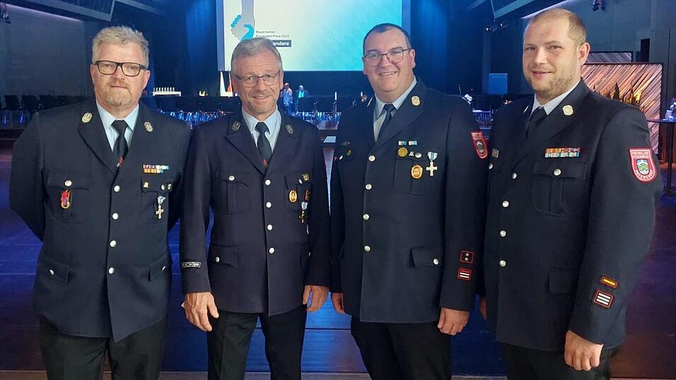 Die Abordnung der Feuerwehr Patersdorf bei der Preisverleihung. Die Abordnung der Feuerwehr Patersdorf bei der Preisverleihung.