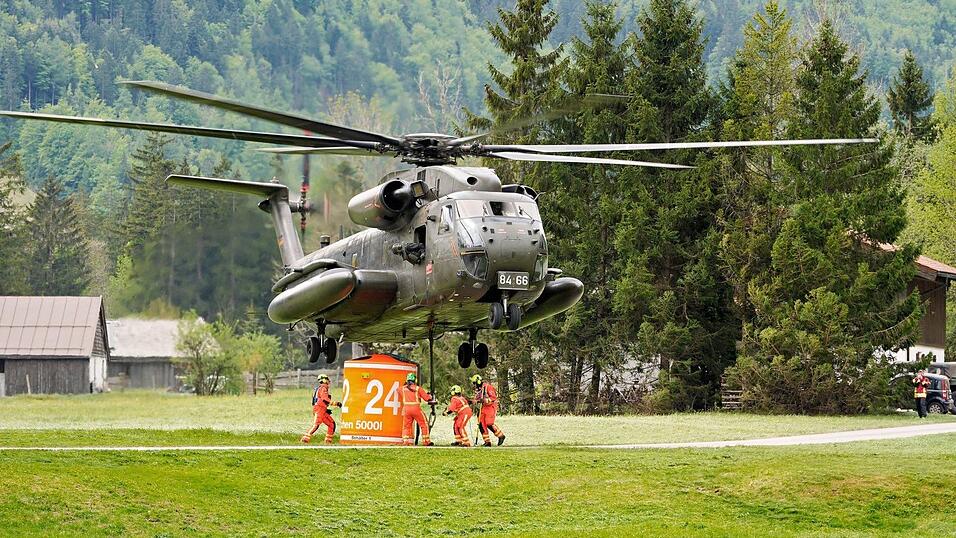 Hubschrauber starten weiter zu Löschflügen. Hubschrauber starten weiter zu Löschflügen.