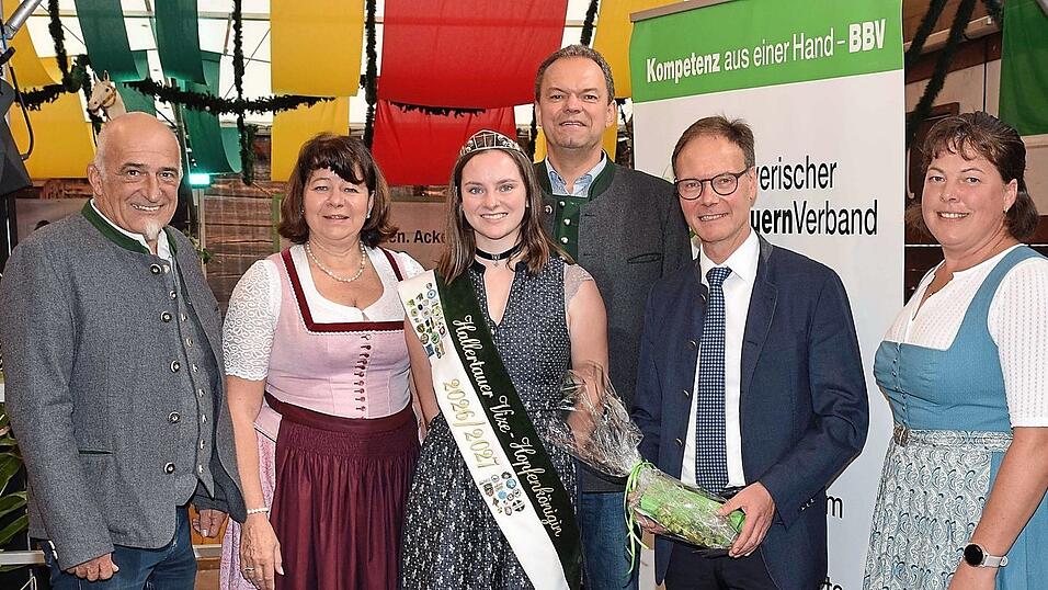 Freuten sich über den gelungenen Kreisbauerntag: BBV-Bezirkspräsident Ralf Huber, BBV-Kreisbäuerin Elisabeth Mayerhofer, Vize-Hopfenkönigin Claudia Neumaier, Kreisrat Franz Braun, der Festredner und Präsident des Deutschen Raiffeisenverbands Jörg Migende und stellvertretende Kreisbäuerin Eva Steinberger. Freuten sich über den gelungenen Kreisbauerntag: BBV-Bezirkspräsident Ralf Huber, BBV-Kreisbäuerin Elisabeth Mayerhofer, Vize-Hopfenkönigin Claudia Neumaier, Kreisrat Franz Braun, der Festredner und Präsident des Deutschen Raiffeisenverbands Jörg Migende und stellvertretende Kreisbäuerin Eva Steinberger.