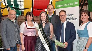Freuten sich über den gelungenen Kreisbauerntag: BBV-Bezirkspräsident Ralf Huber, BBV-Kreisbäuerin Elisabeth Mayerhofer, Vize-Hopfenkönigin Claudia Neumaier, Kreisrat Franz Braun, der Festredner und Präsident des Deutschen Raiffeisenverbands Jörg Migende und stellvertretende Kreisbäuerin Eva Steinberger. Freuten sich über den gelungenen Kreisbauerntag: BBV-Bezirkspräsident Ralf Huber, BBV-Kreisbäuerin Elisabeth Mayerhofer, Vize-Hopfenkönigin Claudia Neumaier, Kreisrat Franz Braun, der Festredner und Präsident des Deutschen Raiffeisenverbands Jörg Migende und stellvertretende Kreisbäuerin Eva Steinberger.