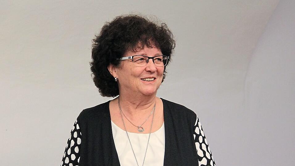 Sehr verhalten zeigt Bürgermeisterin Liane Sedlmeier ihre Freude über den erneuten Wahlsieg.