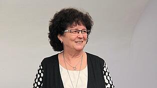 Sehr verhalten zeigt Bürgermeisterin Liane Sedlmeier ihre Freude über den erneuten Wahlsieg.
