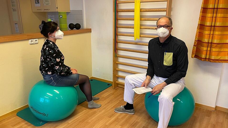 Dr. Hans-Helmut Gockel, der Leiter der Schmerzklinik im Vilsbiburger Krankenhaus, bei der w&ouml;chentlichen Sprechstunde. Dort wird mit m&ouml;glichen Patienten der Schmerzklinik besprochen, auf welchem Weg ihnen am besten geholfen werden kann.