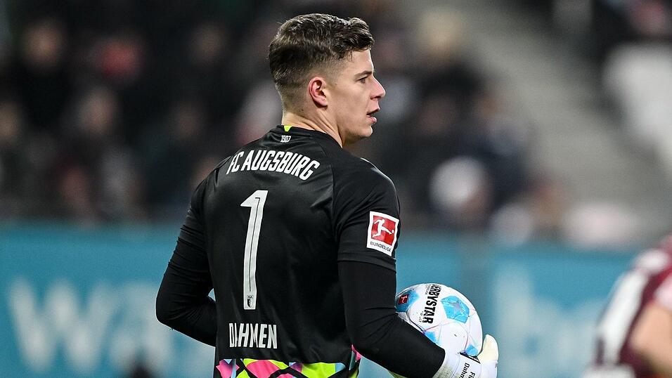 Der Augsburger Torwart Finn Dahmen ist in starker Form. Der Augsburger Torwart Finn Dahmen ist in starker Form.