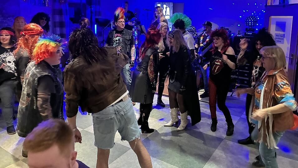 Auf der Tanzfl&auml;che wurde getanzt und gerockt zur Musik von &bdquo;Vo MIA aus&ldquo;.