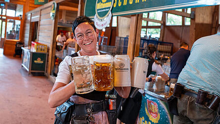Im vergangenen Jahr kostete eine Ma&szlig; Bier auf dem Vilsbiburger Volksfest 10,20 Euro - heuer ist der Preis um 20 Cent gestiegen. (Archivbild)