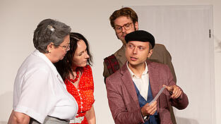 Paul Fellmayer (Niclas Reichmann, rechts) erläuterte Lili und ihrer Mutter (Karin Zettl und Maria Bullok) seine Version von der Herkunft des amourösen Liebesbriefs. Felix (Alexander Moser) gibt sich interessiert. Paul Fellmayer (Niclas Reichmann, rechts) erläuterte Lili und ihrer Mutter (Karin Zettl und Maria Bullok) seine Version von der Herkunft des amourösen Liebesbriefs. Felix (Alexander Moser) gibt sich interessiert.