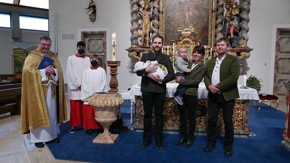 Die Taufgesellschaft mit Pfarrer Tauer und Ministranten Die Taufgesellschaft mit Pfarrer Tauer und Ministranten