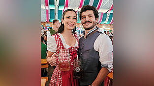 Zwei Argentinier in Tracht auf dem Gäubodenvolksfest Zwei Argentinier in Tracht auf dem Gäubodenvolksfest