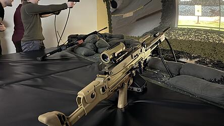 Die Luftwaffe trainiert in der Kaserne Regen mit Soldaten und Zivilisten am Simulator und schoss auf Zehnerscheiben