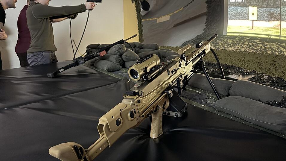 Die Luftwaffe trainiert in der Kaserne Regen mit Soldaten und Zivilisten am Simulator und schoss auf Zehnerscheiben