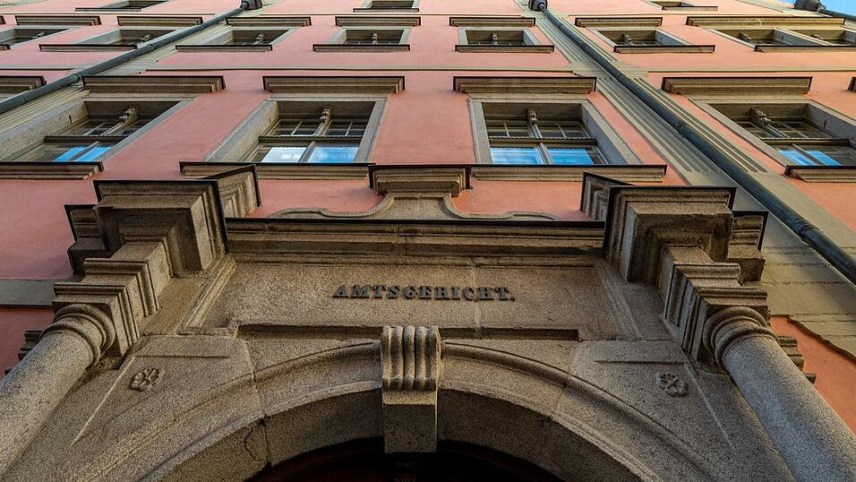 Nach dem Hafttermin lief der 22-J&auml;hrige auf dem Weg zum Polizeiwagen davon. (Archivbild)