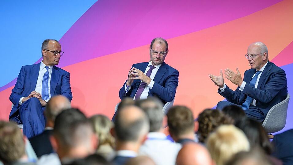 Merz diskutiert auf dem Wirtschaftsforum. Merz diskutiert auf dem Wirtschaftsforum.