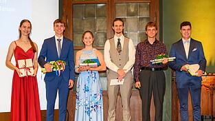 Erfuhren bei der Abiturfeier des Hans-Carossa-Gymnasiums f&uuml;r ihre herausragenden Leistungen besondere Ehrungen: (von links) Lavinia Hofmeister, Lukas Zellner, Bernadette Wilhelm, Levi Mostert, Paul Helmbrecht und Tobias Hampel