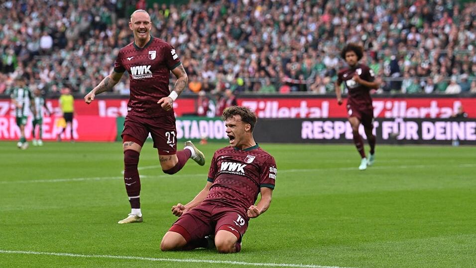 Robin Fellhauer vom FC Augsburg jubelt nach seinem Tor in Bremen. Robin Fellhauer vom FC Augsburg jubelt nach seinem Tor in Bremen.
