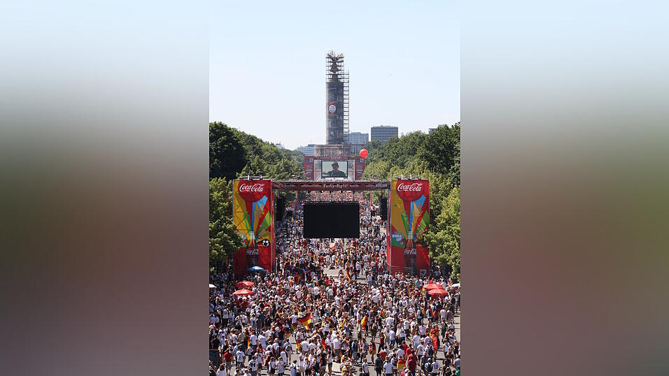 Christian Fertl war am Sonntag auf der Fanmeile in Berlin und erlebte dort das Achtelfinale gegen England auf Gro&szlig;leinwand.