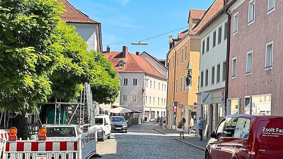 Autos, ein riesiges Gerüst und viele vage Ideen: Die Obermünsterstraße beschäftigt die Stadt seit vielen Jahren. Das Viertel soll aufgewertet werden. Autos, ein riesiges Gerüst und viele vage Ideen: Die Obermünsterstraße beschäftigt die Stadt seit vielen Jahren. Das Viertel soll aufgewertet werden.