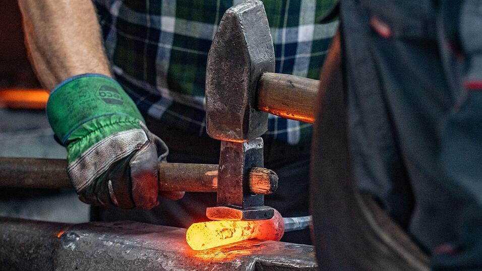 M&auml;nner arbeiten in Technik und Fertigung, Frauen in Gesundheits- und Sozialberufen: Der Arbeitsmarkt in Bayern zeigt deutliche Unterschiede nach Geschlechtern. (Symbolbild)