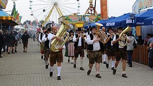 Das Karpfhamer Fest und die Rottalschau werden voraussichtlich auch in diesem Jahr wieder rund 400.000 Besucher anziehen. Das Karpfhamer Fest und die Rottalschau werden voraussichtlich auch in diesem Jahr wieder rund 400.000 Besucher anziehen.