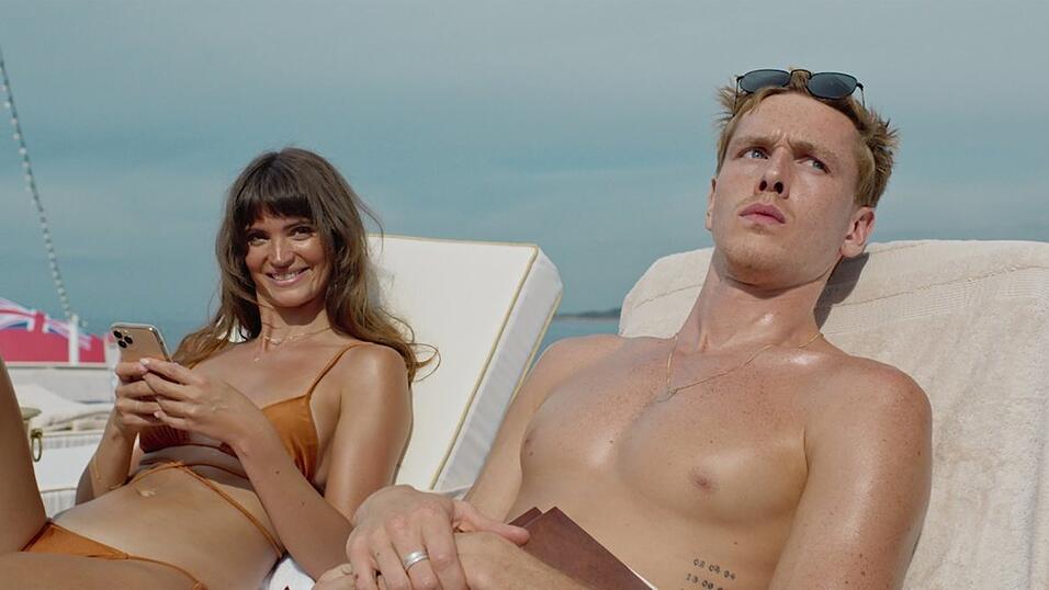 Im Film 'Triangle of Sadness' spielt Charlbi Dean eine Influencerin, die mit ihrem Freund, einem von Harris Dickinson gespielten Model, eine Kreuzfahrt auf einer Luxusjacht antritt, die von Superreichen bevölkert ist.