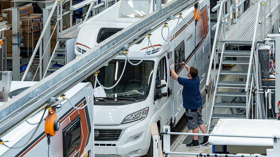 Der Wohnwagenhersteller Knaus Tabbert will die Produktion an zwei Standorten vorläufig einstellen - das betrifft auch den Firmensitz in Jandelsbrunn. (Symbolbild) Der Wohnwagenhersteller Knaus Tabbert will die Produktion an zwei Standorten vorläufig einstellen - das betrifft auch den Firmensitz in Jandelsbrunn. (Symbolbild)