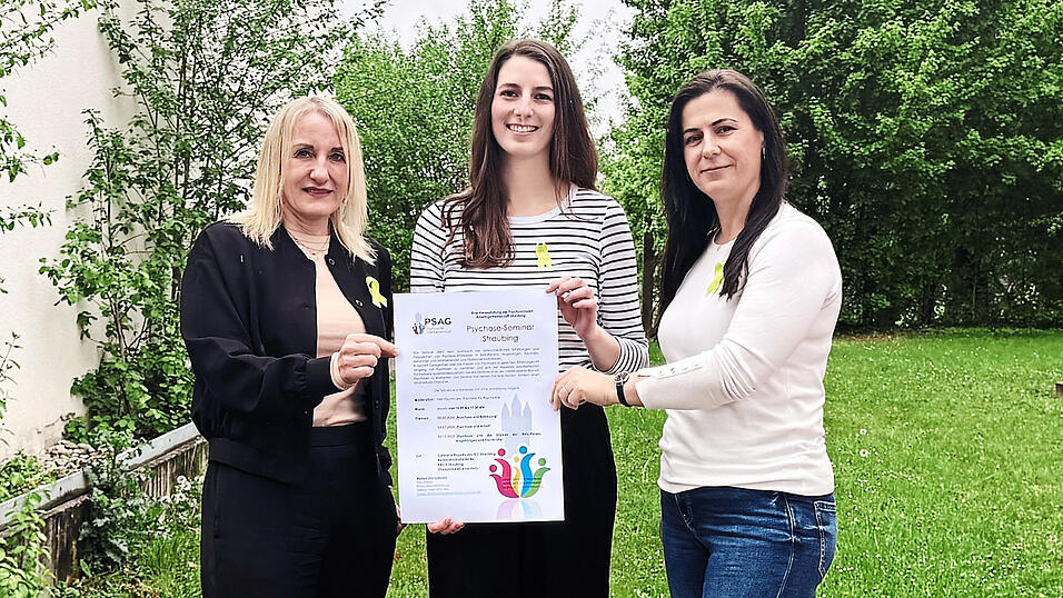 Astrid Hausladen (Vorstand), Christina Drexler (Gesch&auml;ftsf&uuml;hrerin) und Luisa Aguiar (ebenfalls Vorstand, v. l.) vertreten die Psychosoziale Arbeitergemeinschaft und bieten immer wieder Veranstaltungen rund um das Thema 'psychische Gesundheit' an. Die gr&uuml;ne Schleife an ihren Oberteilen steht f&uuml;r die Solidarit&auml;t mit Menschen, die psychische Probleme haben.