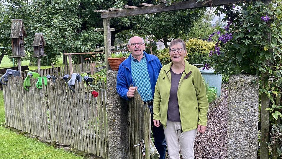 Dorothea und Georg Fritsch an der T&uuml;r zu ihrem Gem&uuml;segarten.