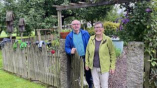 Dorothea und Georg Fritsch an der Tür zu ihrem Gemüsegarten.