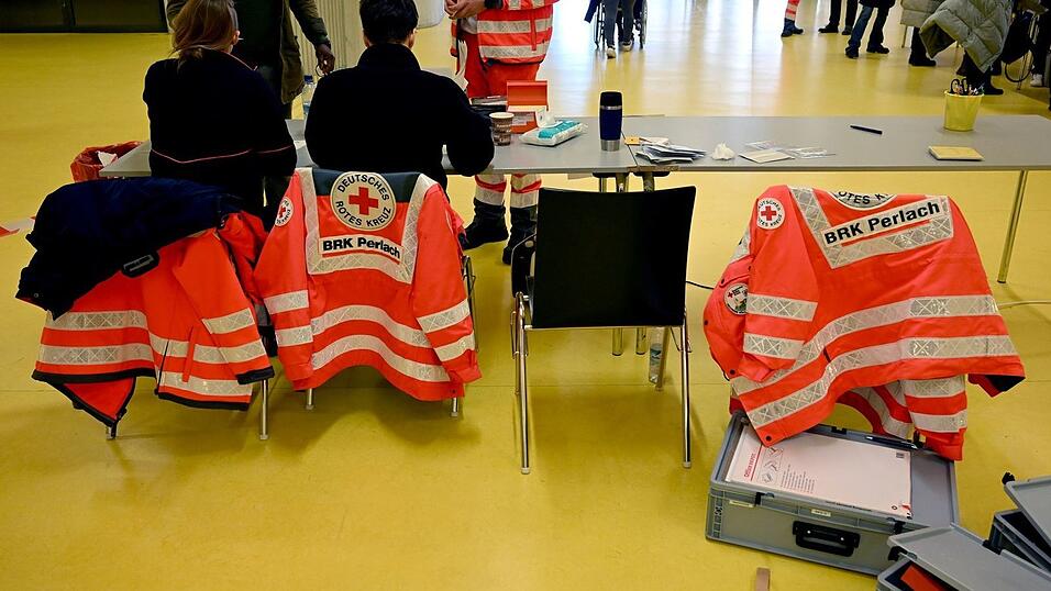 Hunderte Einsatzkräfte sind vor Ort. Hunderte Einsatzkräfte sind vor Ort.
