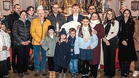 Die Taufgesellschaft zusammen mit Pfarrer Dr. Augustinus Kozdra.