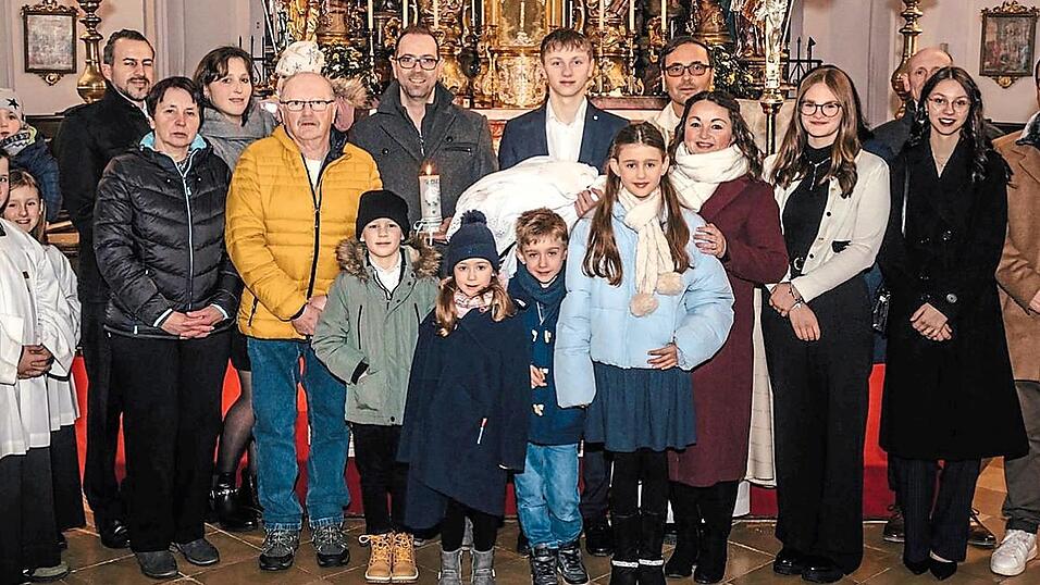 Die Taufgesellschaft zusammen mit Pfarrer Dr. Augustinus Kozdra.
