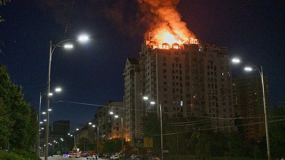 Brand in einem Kiewer Wohnhaus nach einem russischen Raketenangriff. Brand in einem Kiewer Wohnhaus nach einem russischen Raketenangriff.