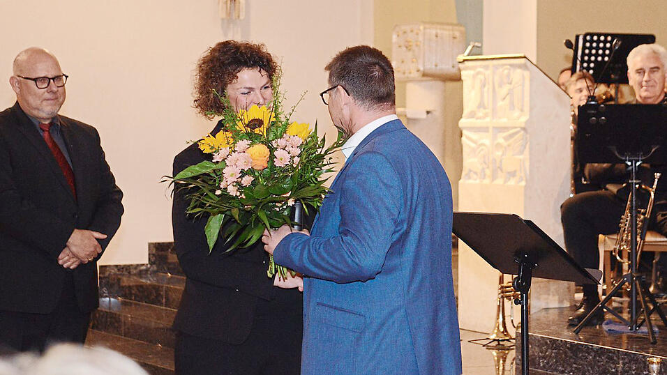 B&uuml;rgermeister Helmut Fichtner bedankte sich bei der neuen Leiterin von 'MAI Blech', D&ouml;rte Rohlfing, mit Blumen. Links der scheidende Chef Frank M&ouml;wes.