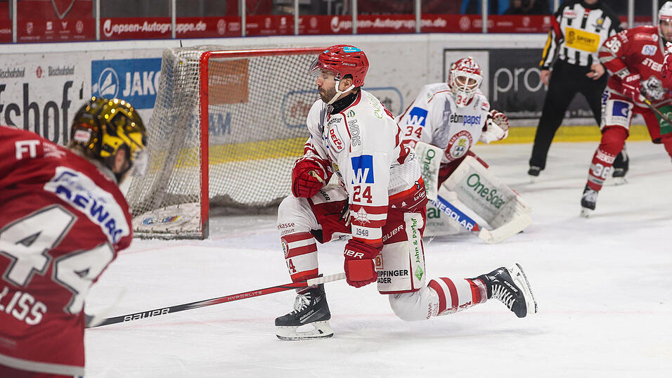 Der Mann für alle Fälle: EVL-Verteidiger Nick Pageau (Nummer 24) schließt die Augen und blockt einen Schuss des 'Eisbären' Olle Liss. Spätestens in der 35. Minute hatte der 36-jährige Kanadier die Augen wieder offen und avancierte mit dem 2:1 zum Matchwinner. Der Mann für alle Fälle: EVL-Verteidiger Nick Pageau (Nummer 24) schließt die Augen und blockt einen Schuss des 'Eisbären' Olle Liss. Spätestens in der 35. Minute hatte der 36-jährige Kanadier die Augen wieder offen und avancierte mit dem 2:1 zum Matchwinner.