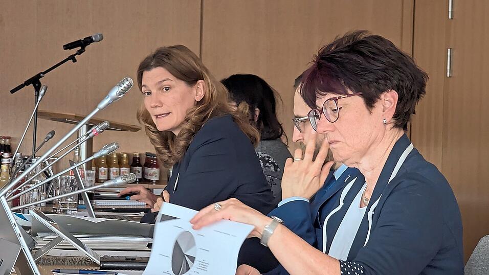 Landr&auml;tin Tanja Schweiger (links) und Kreisk&auml;mmerin Petra Grimm setzten sich letztlich mit ihrem umstrittenen Haushaltsentwurf durch.