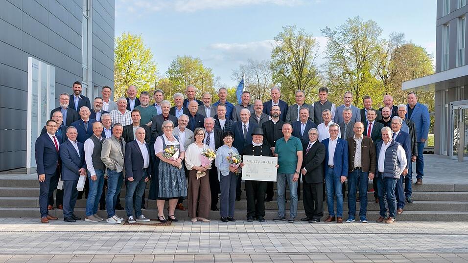 In Regensburg ehrte die Handwerkskammer ihre &bdquo;Goldenen&ldquo; Meisterinnen und Meister. Es gratulierten HWK-Vizepr&auml;sident Gerhard Ulm (2. Reihe, rechts) und HWK-Gesch&auml;ftsf&uuml;hrer Alexander Stahl (1. Reihe, links).
