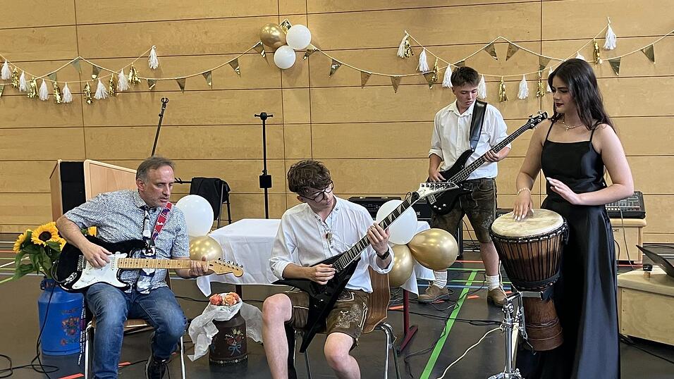 Impressionen von der Entlassfeier der Mittelschhule.