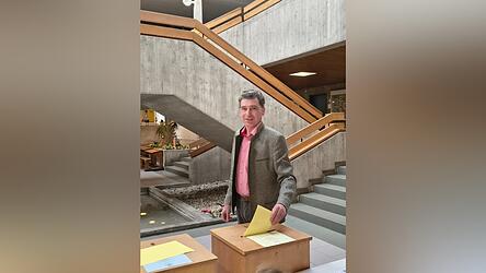 Zwar nicht B&uuml;rgermeister, aber im Gemeinderat: Josef Huber bei der Stimmabgabe. Er erhielt gleich viel Stimmen wie eine Parteikollegin.