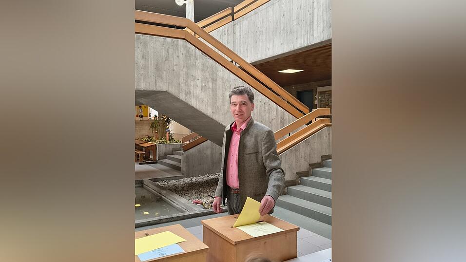 Zwar nicht B&uuml;rgermeister, aber im Gemeinderat: Josef Huber bei der Stimmabgabe. Er erhielt gleich viel Stimmen wie eine Parteikollegin.