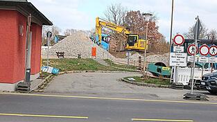 Wegen des Neubaus der Flutbr&uuml;cke entfallen knapp 90 Stellpl&auml;tze an der Stadellohe. Der Platz wird als Materiallager ben&ouml;tigt.