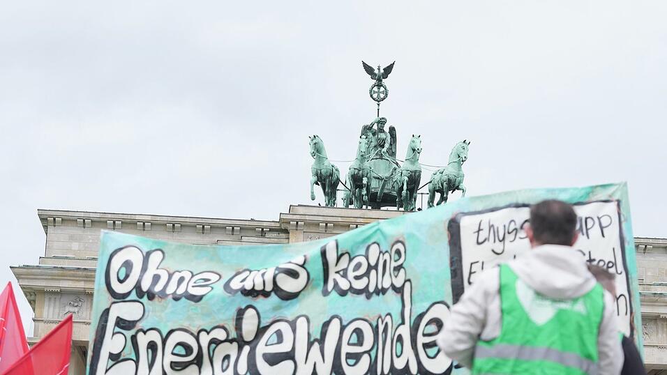 Unter dem Motto «Stahl hat Zukunft – bei uns!» marschierten in Berlin Stahlarbeiter vom Brandenburger Tor zum Bundeswirtschaftsministerium. Unter dem Motto «Stahl hat Zukunft – bei uns!» marschierten in Berlin Stahlarbeiter vom Brandenburger Tor zum Bundeswirtschaftsministerium.