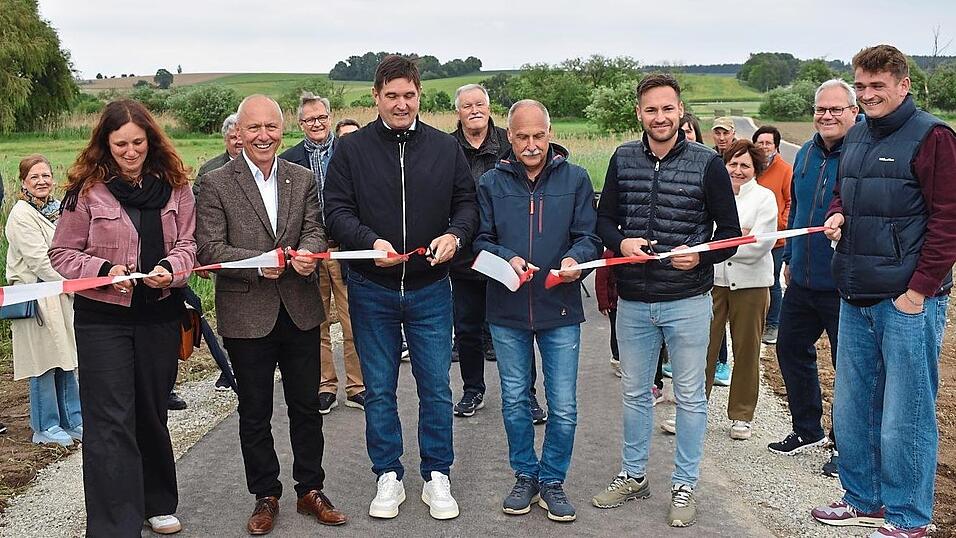 Erst vor zwei Jahren hat man den neuen Radweg zu den Sportanlagen offiziell eingeweiht. Jetzt wurde eine Verlängerung in Richtung Altfraunhofen angeregt. Erst vor zwei Jahren hat man den neuen Radweg zu den Sportanlagen offiziell eingeweiht. Jetzt wurde eine Verlängerung in Richtung Altfraunhofen angeregt.
