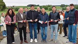 Erst vor zwei Jahren hat man den neuen Radweg zu den Sportanlagen offiziell eingeweiht. Jetzt wurde eine Verlängerung in Richtung Altfraunhofen angeregt. Erst vor zwei Jahren hat man den neuen Radweg zu den Sportanlagen offiziell eingeweiht. Jetzt wurde eine Verlängerung in Richtung Altfraunhofen angeregt.