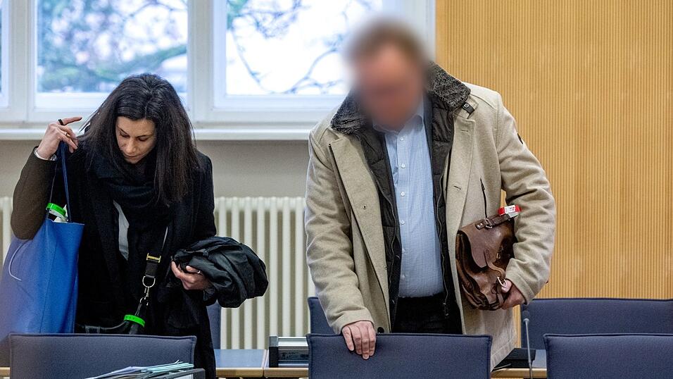 Der Angeklagte im Verhandlungssaal neben seiner Verteidigerin Daniela Gabler. Der Unternehmer und einige Mitarbeiter sollen bei der Kommunalwahl 2014 Briefwahlstimmzettel von mehr als 400 Erntehelfern ausgefüllt oder diese bei der Stimmabgabe beeinflusst haben. Der Angeklagte im Verhandlungssaal neben seiner Verteidigerin Daniela Gabler. Der Unternehmer und einige Mitarbeiter sollen bei der Kommunalwahl 2014 Briefwahlstimmzettel von mehr als 400 Erntehelfern ausgefüllt oder diese bei der Stimmabgabe beeinflusst haben.