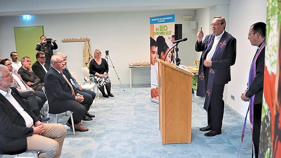 Die Pfarrer Karl-Heinz Seidl und Bernd Rosner segneten die Jugendherberge.