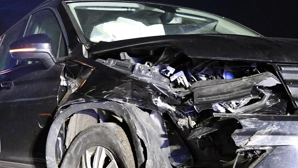 Der VW Touran wurde stark beschädigt. Der Fahrer blieb unverletzt.