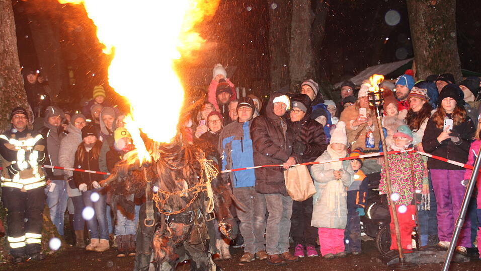 Gruselig und spektakul&auml;r traten die 'Labertaler H&ouml;llenteufel' auf.
