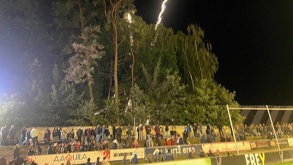 W&auml;hrend des Spiels werden gleich zweimal Feuerwerksk&ouml;rper per Fernz&uuml;nder abgefeuert.