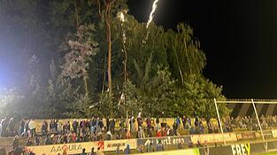 Während des Spiels werden gleich zweimal Feuerwerkskörper per Fernzünder abgefeuert. Während des Spiels werden gleich zweimal Feuerwerkskörper per Fernzünder abgefeuert.